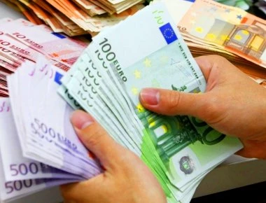«Πόλεμος» για τα 19.000.000 ευρώ που βρέθηκαν σε βίλα στο Νέο Ψυχικό - Τι λέει το ΚΙΝΑΛ, τι απαντά η «Δημοκρατία»